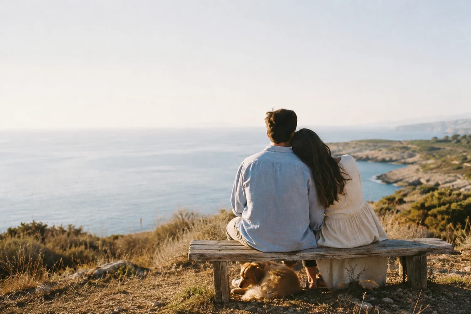 Un uomo e una donna condividono un momento sereno davanti al mare